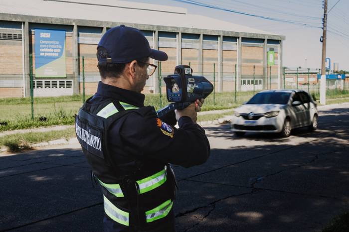 STT amplia fiscalização com radar móvel em Pelotas