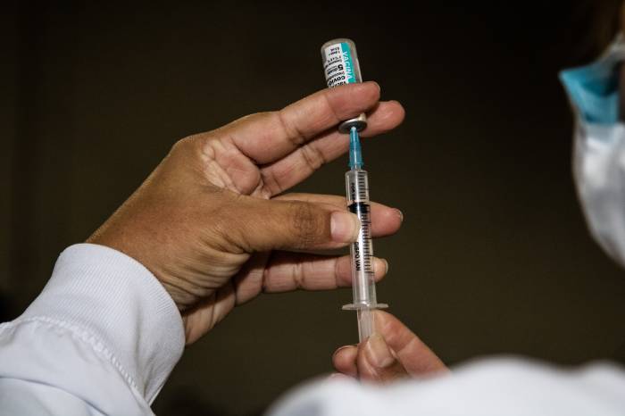 Vacinação contra a Covid-19 chega às pessoas com 50 anos