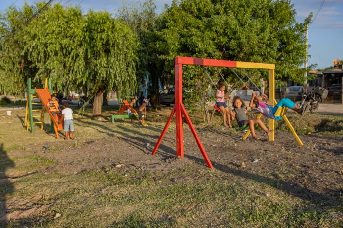 Equipe da Secretaria de Serviços Urbanos e Infraestrutura (Ssui) colocou balanços, escorregador e gangorras no espaço próximo ao campo do Osório. É o primeiro desse tipo disponibilizado pela atual gestão