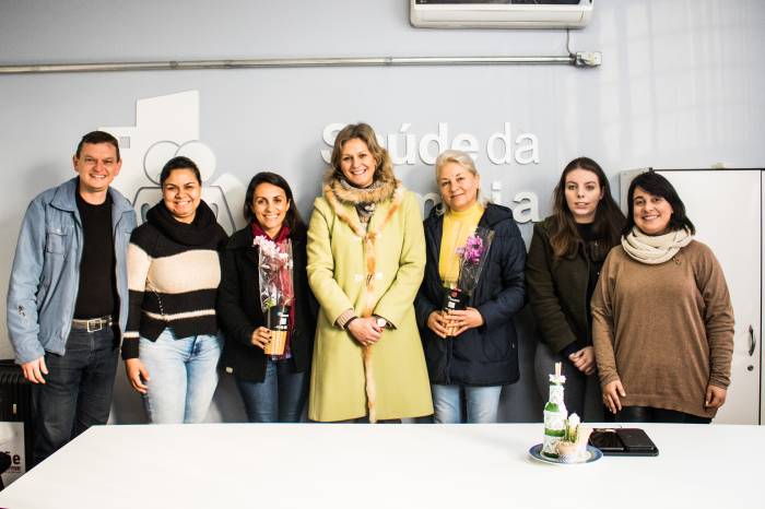 Pessoalmente e em nome do Município, prefeita cumprimenta servidoras da SMS nesta manhã