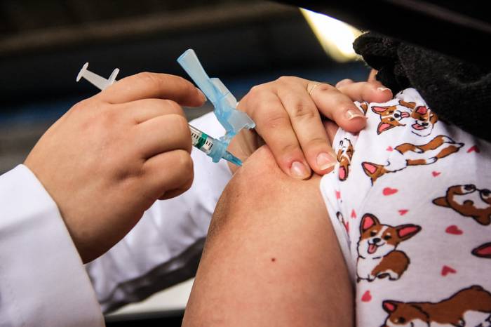 Imunossuprimidos receberão vacina de reforço na terça-feira