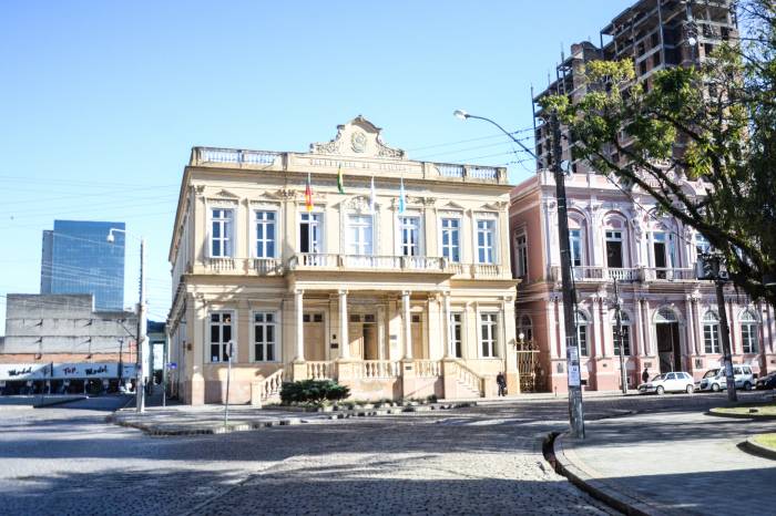 Secretária Beatriz Araújo integra comitiva da abertura oficial da Fenadoce e realiza palestras na cidade