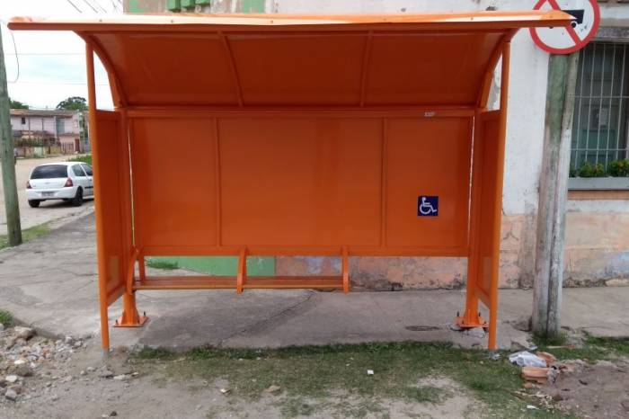 Os abrigos substituem os que estão em mau estado ou em pontos onde não havia o equipamento