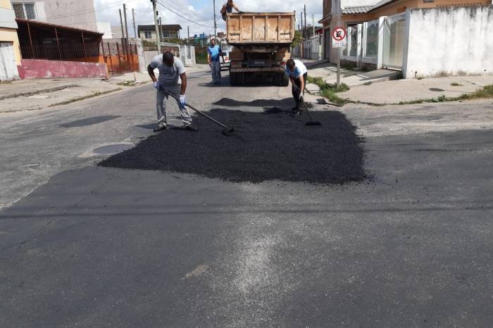 Foram empregadas 48 toneladas de massa asfáltica, a fim de corrigir o leito das vias