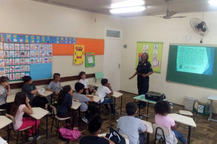 Programa da Guarda Municipal conscientiza alunos sobre a manutenção de uma cultura de paz