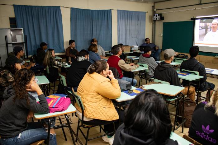 Articulação entre Município e Sebrae promove oficinas que incentivam a permanência na escola e buscam reduzir os índices de violência