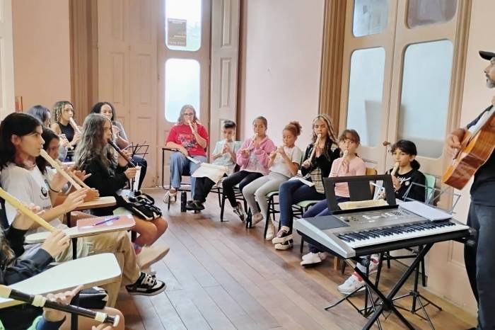 As aulas de música ocorrem durante a semana e os ensaios gerais, abertos à comunidade, a partir das 18h de sexta-feira