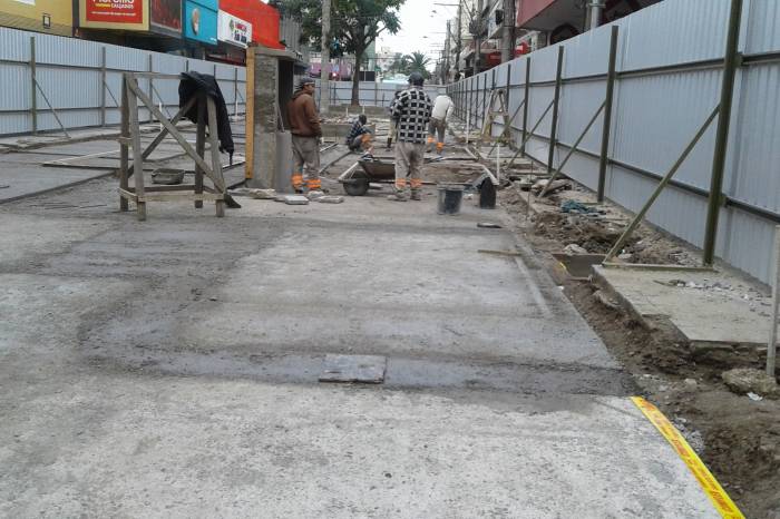 Nesta quinta-feira (7), parte do entorno do chafariz recebe o contrapiso