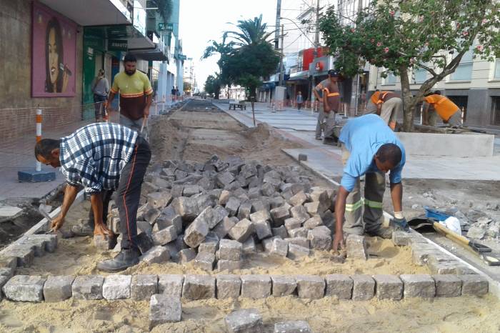 Começou a pavimentação da pista - na quadra da Andrade Neves -, destinada ao trânsito lento e padronizada com o Centro Histórico
