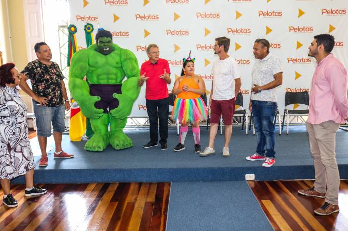 A concentração, no dia 25, começa às 10h30min, na Praça Sete de Julho e o desfile  no entorno da Praça Coronel Pedro Osório, será às 12h