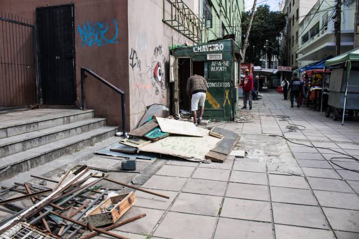 Secretaria de Gestão da Cidade e Mobilidade Urbana remove  estruturas metálicas a fim de tornar área mais atraente