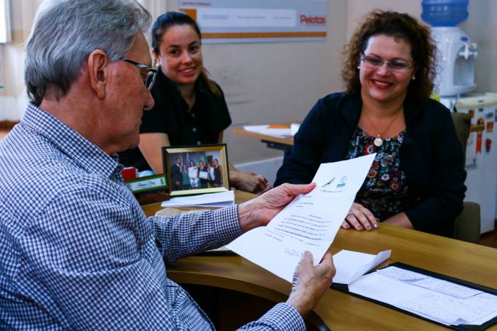 Vice-prefeito foi "intimado" a tocar gaita na tertúlia de talentos da casa