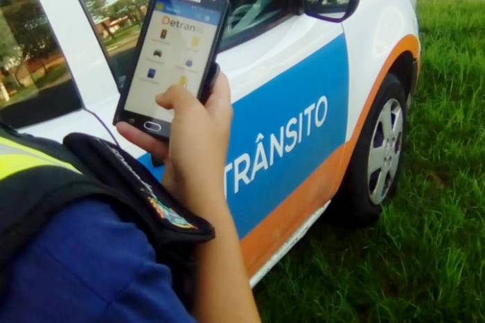 Agentes usam os equipamentos, ao invés dos blocos de papel, para realizar autuações