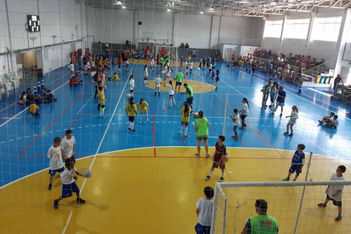 Organizada pela Prefeitura no "Karosso", atividade tem o objetivo de iniciar crianças e jovens na modalidade esportiva