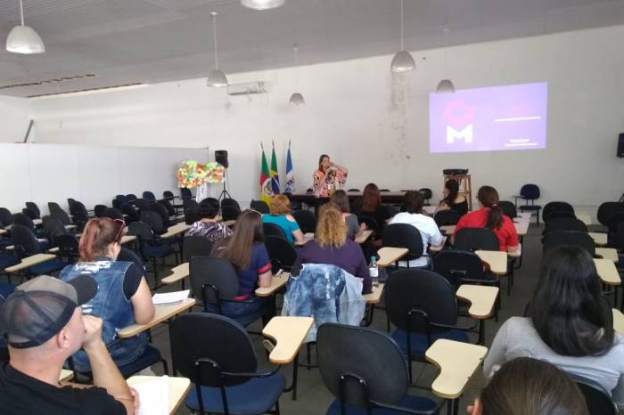 A formação continuada de 40 horas é voltada a professores, coordenadores e auxiliares de educação