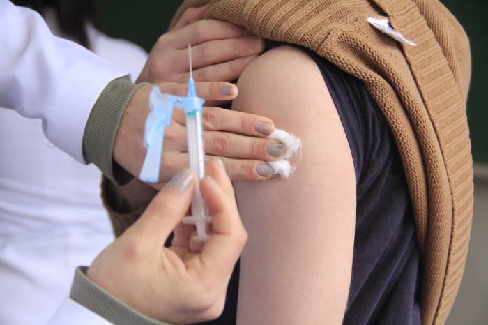Vacinação contra a Covid-19 chega para jovens de 16 anos ou mais