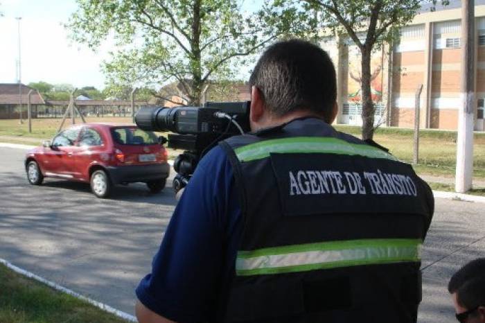 Instalação de lombadas e fiscalização com radar móvel  buscam melhorar a segurança no trânsito da avenida