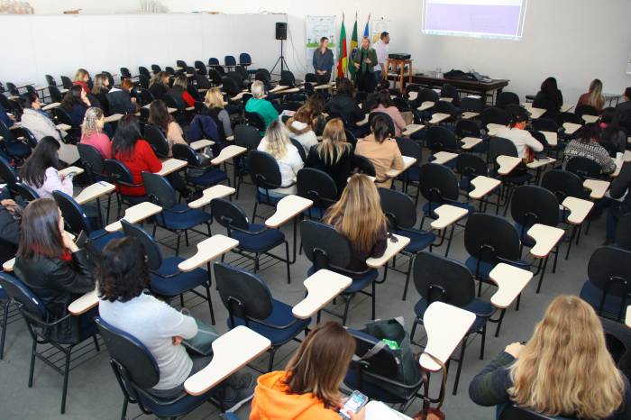 A formação online é voltada para profissionais ligados direta ou indiretamente à educação.