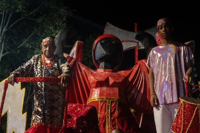 Carnaval se reafirma como uma tradição que transpassa gerações em Pelotas