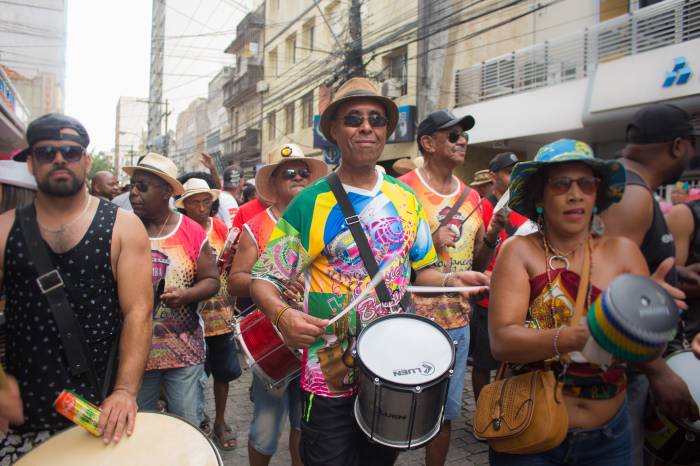 Os blocos atraíram grande público para pular o pré-carnaval