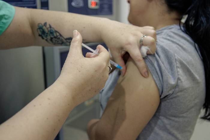 Pelotas já vacinou 15,05% da população prioritária contra gripe