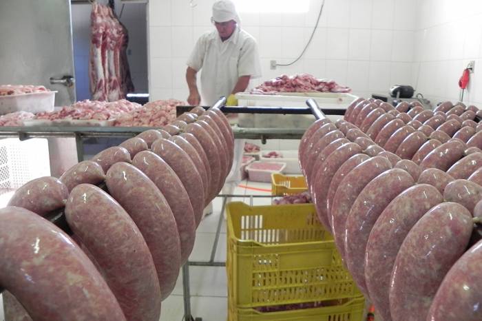 Produtora Embutidos Neitzke coloca linguiça e charque no mercado local, pleiteando selo de reconhecimento