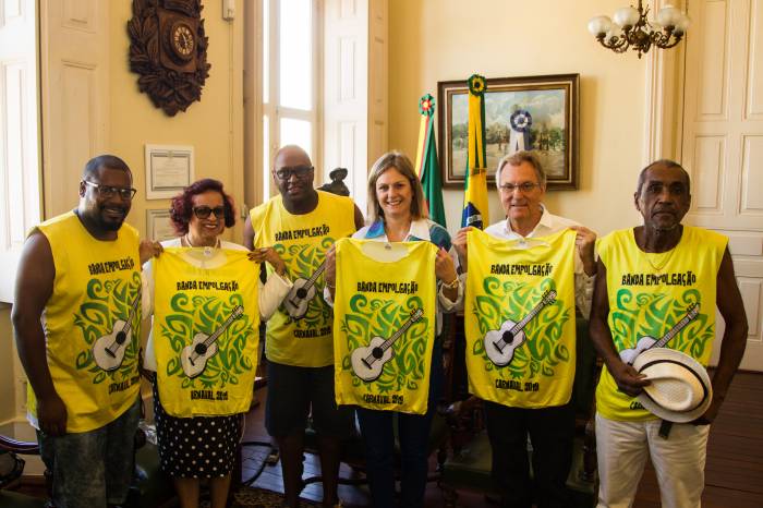 Secretária de Governo também recebeu abadá da entidade carnavalesca. Apresentação ocorre dia 9