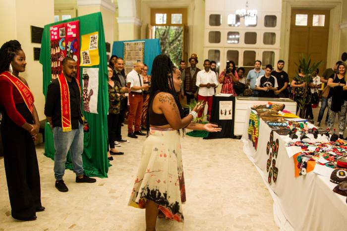 Programação foi aberta na noite de quarta, com apresentações culturais na Prefeitura, e pedidos de resistência