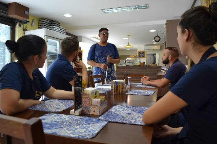 Roteiro passa por docerias da cidade; colaboradores de uma delas foram capacitados para atender turistas