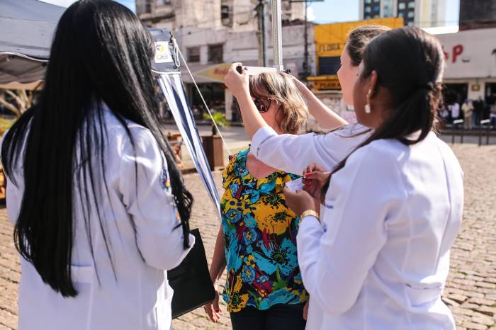 Nutricionistas orientam população, sobre aproveitamento de alimentos, ao lado do Mercado Central