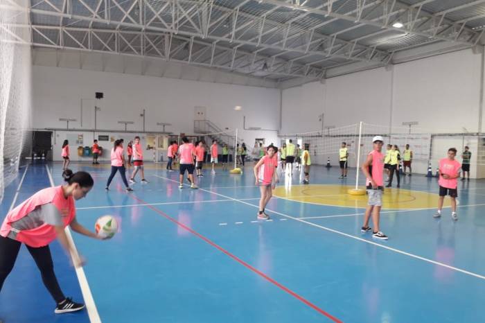 Projeto de iniciação à prática do vôlei reuniu cerca de 150 alunos no Ginásio Municipal