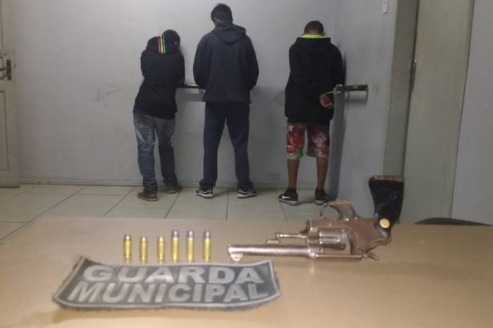 Em ação nesta madrugada, foram apreendidos dois revólveres e 21 balas