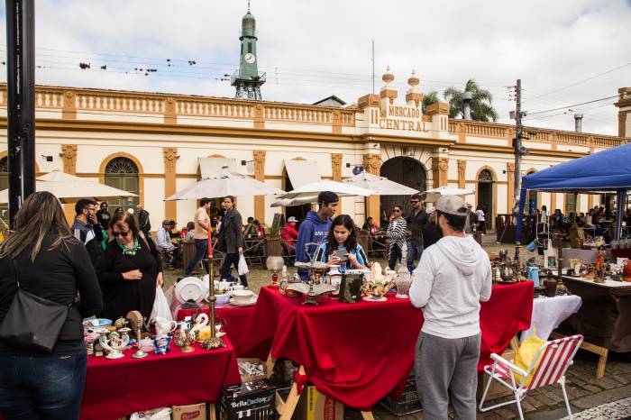 Feira, fundada em 2014, possibilita a venda e a troca de peças, e ocorre todos os sábados no Largo do Mercado Central