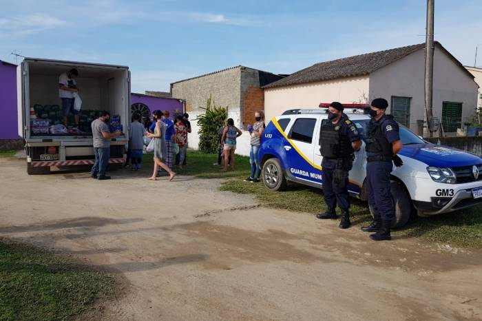 Ação contou com apoio da Guarda Municipal, que distribuiu máscaras para a comunidade