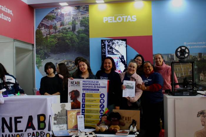 Alunos exibiram trabalhos do LabMaker e do NEABI, aproximando a comunidade das iniciativas de ciência, tecnologia e educação antirracista desenvolvidas na rede municipal