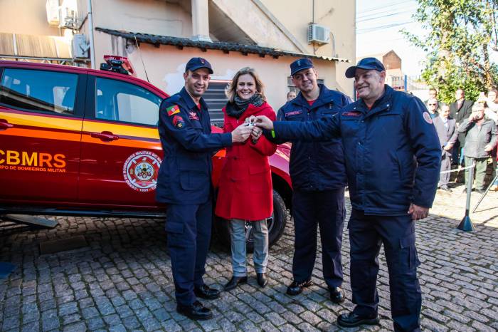 Paula recebeu a comenda CBM/RS e entregou equipamentos para a corporação