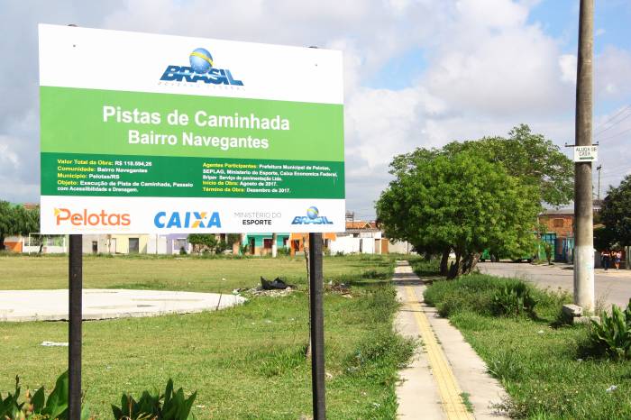 Atividades da comunidade, no campo de futebol, geraram uma pausa na execução do projeto
