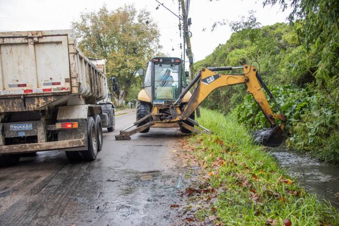 Prefeitura faz obra de desobstrução na rua das Traíras