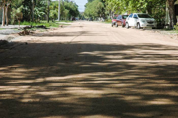 A estimativa é utilizar 2,5 mil metros cúbicos de saibro, o que equivale a cerca de 160 caçambas, para melhorar a trafegabilidade dos balneários.
