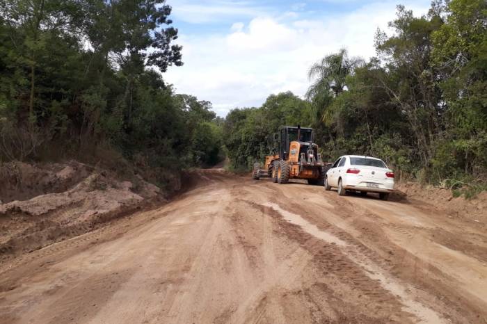 Setenta cargas de cascalho foram empregadas para correção e reforço dos leitos