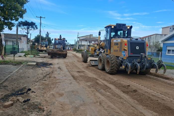 Secretaria de Serviços Urbanos e Infraestrutura (Ssui) fez patrolamento, elimina acúmulo de água na via e dá sequência à desobstrução do sistema de drenagem