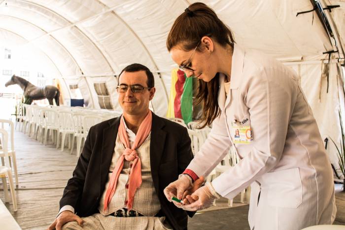 Equipe da SMS realiza testes rápidos de HIV, Sífilis e Hepatite no Largo Edmar Fetter