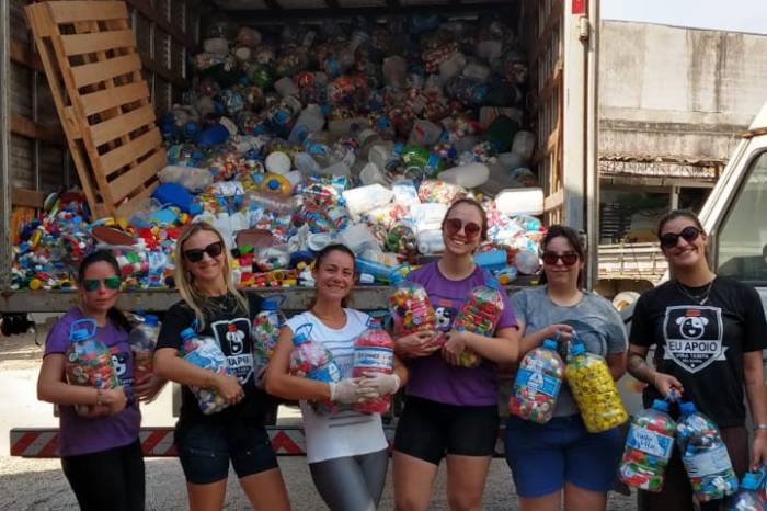 Projeto converte tampinhas plásticas em ajuda financeira para Ongs e protetores de animais
