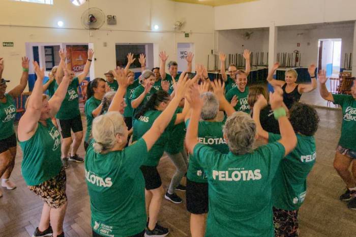 Integrantes do Programa Vida Ativa desfilam no Carnaval Doce Folia