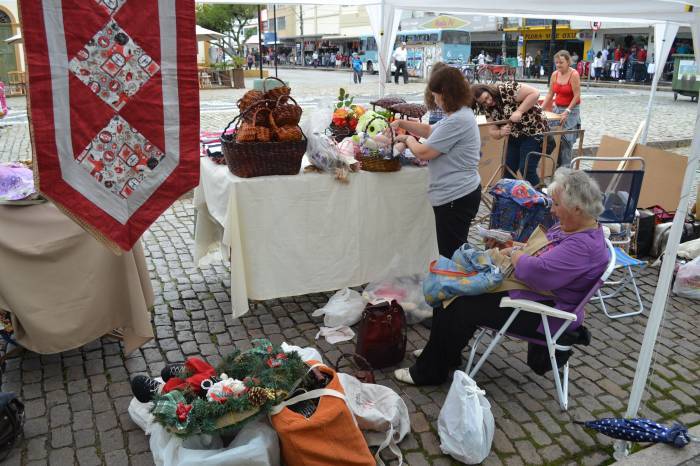 Venda de produtos em lã, linho, madeira, couro, espelho, barro, mosaicos, entre outros, ocorre na terça-feira (19), no Largo