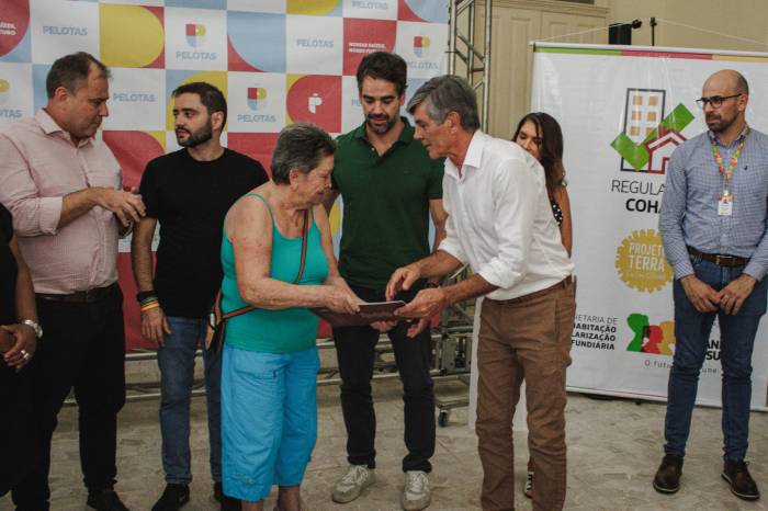 Primeiras escrituras da Cohab Guabiroba são entregues
