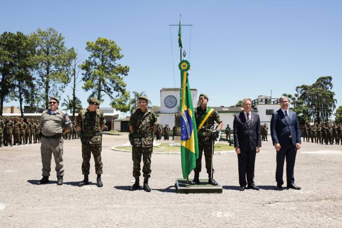 No ato, bandeiras inservíveis foram incineradas e novas foram entregues pelo 9º BIMtz às instituições de ensino presentes