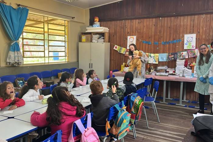 Profissionais visitam unidades educacionais e realizam atividades de educação em saúde, escovação supervisionada e aplicação tópica de flúor