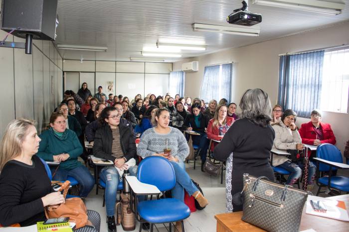 Primeiros encontros foram realizados nesta sexta-feira. Programa leva aos servidores informações sobre obrigações, como acessar  benefícios e estágio probatório