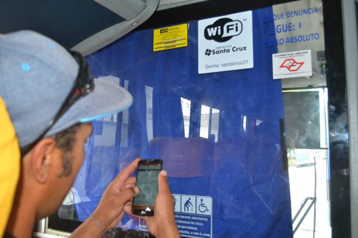 Os 16 ônibus da frota da colônia disponibilizam Wi-Fi aos usuários